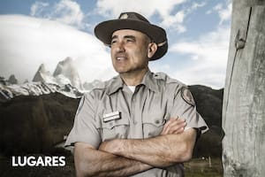 Alejandro Caparrós en sus tiempos de guardaparques, con el Fitz Roy detrás. Se jubiló en 2019. Eligió El Chaltén para vivir.