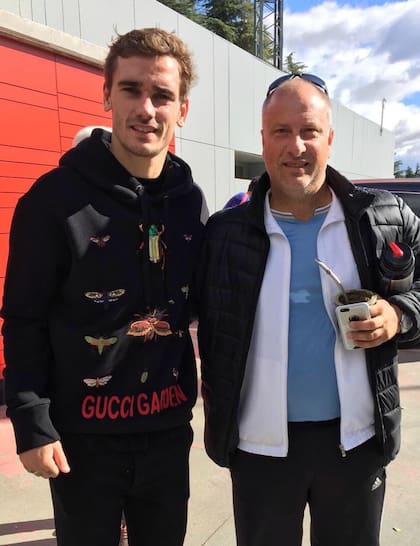Alejandro Cappuccio, mate en mano y con un "admirador" francés: Antoine Griezmann