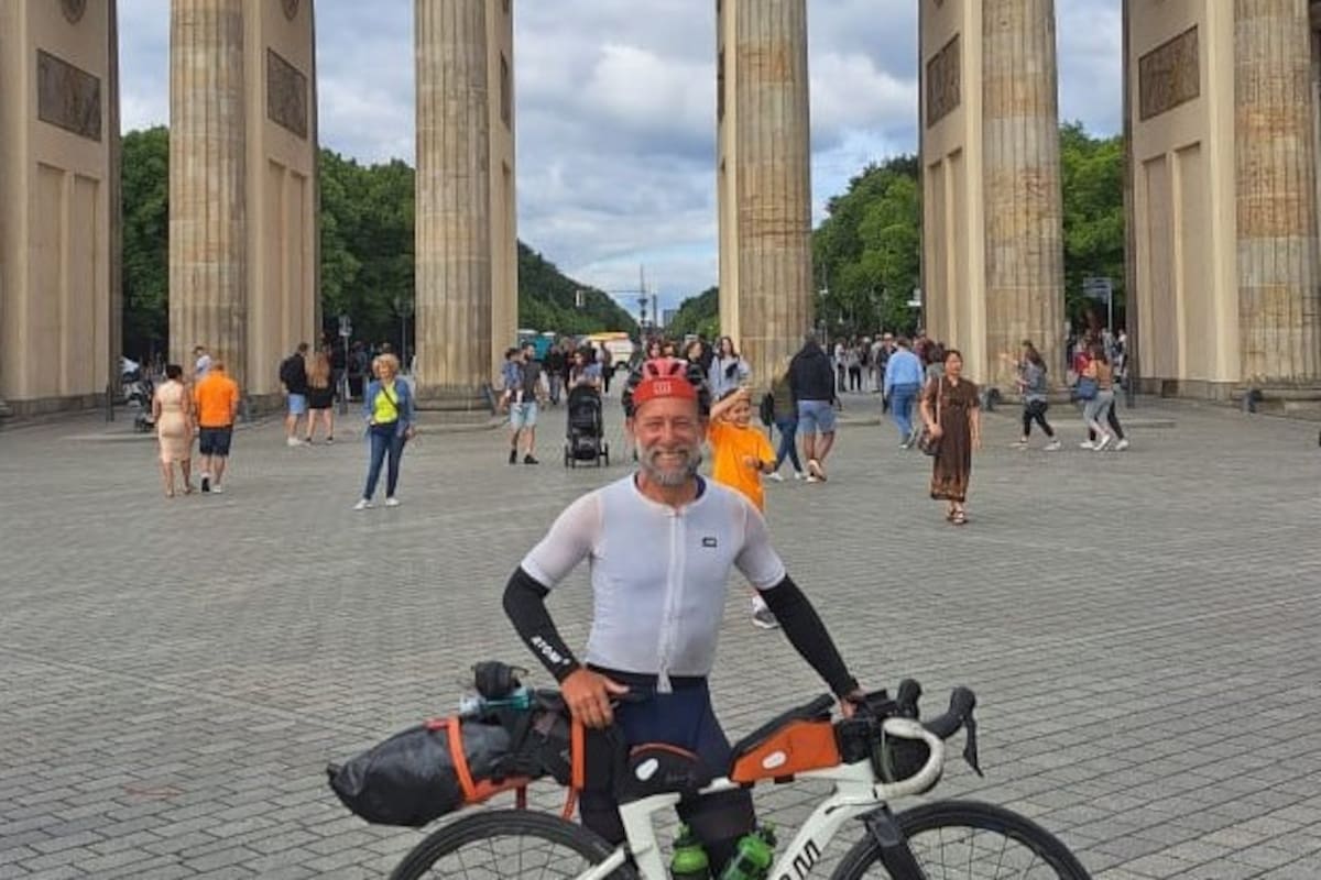 Alejandro Carcano en Berlín frente a la Puerta de Brandenburgo