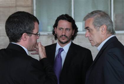 Alejandro Catania (en el centro)
