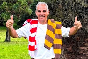 Alejandro "Chirola" Scolni con las dos camisetas de clubes que lo marcaron a fuego: Alumni y Belgrano, protagonistas este sábado de la final de la URBA