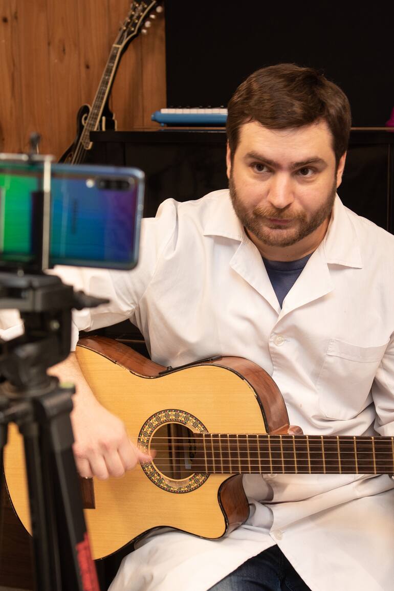 Alejandro Clemente, docente de música, utiliza esta vía para compartir material con los chicos y sus familias