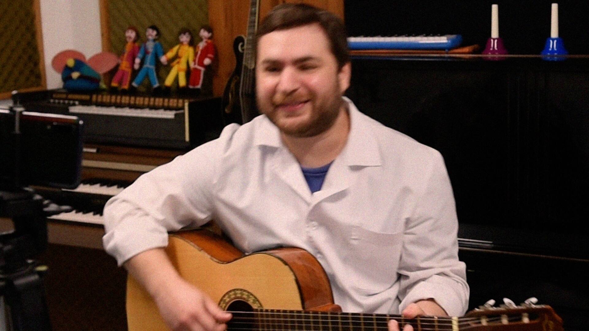 Alejandro Clemente, docente de música, utiliza esta vía para compartir material con los chicos y sus familias