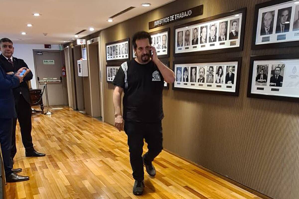 Alejandro Crespo, secretario general del Sindicato Único de Trabajadores del Neumático Argentino, en el Ministerio de Trabajo