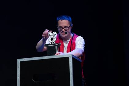Alejandro Cuervo, único mago profesional de la Argentina y el mundo con síndrome de down