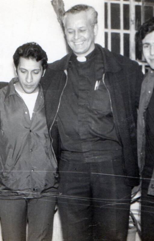 Alejandro Dausá, Alfredo Velarde, el padre Gerry Birom y José Luis Destéfani, al día siguiente de ser liberados, en octubre de1976, en la parroquia Nuestra Señora de La Salette, en Barrio Yofre Norte, en Córdoba.