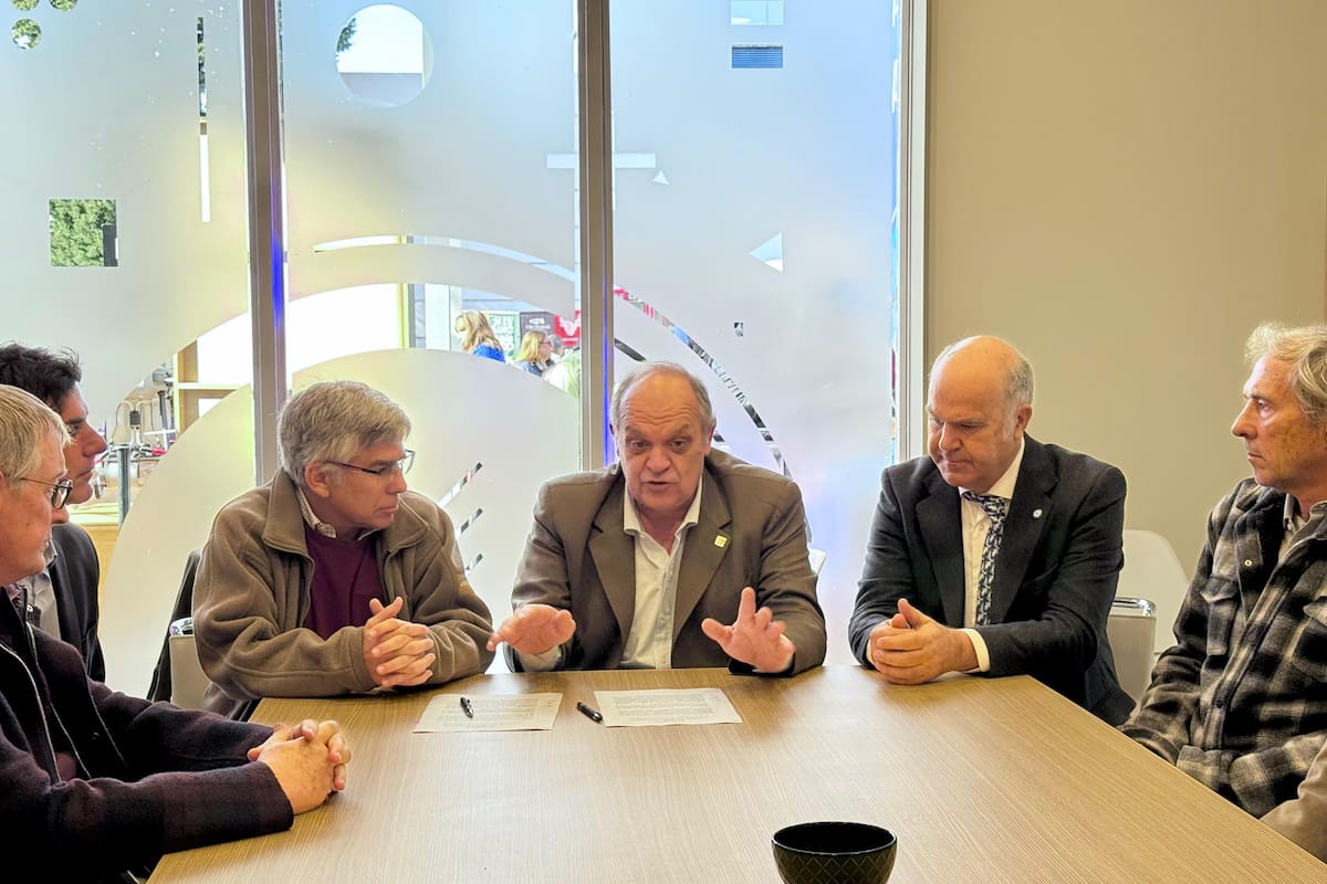 Alejandro de La Tour, presidente de Hereford, Nicolás, Bronzovich, presidente del INTA; Sergio Iraeta, secretario de Agricultura