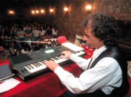 De gira con su programa La venganza será terrible, con el piano como aliado