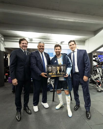 Alejandro Domínguez, Claudio Tapia y Jorge Giménez, presidente de la Federación Venezolana, homenajearon a Messi en un gimnasio