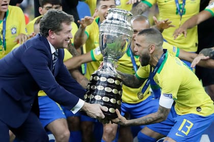 Alejandro Domínguez le entrega la Copa América a Dani Alves