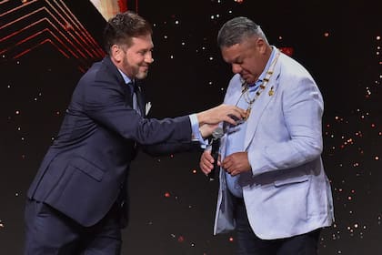 Alejandro Domínguez, presidente de la Conmebol, le coloca la Orden de Honor a Claudio Tapia, presidente de la AFA