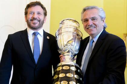 Alejandro Domínguez, titular de Conmebol, junto con el presidente Alberto Fernández que sostiene la Copa América