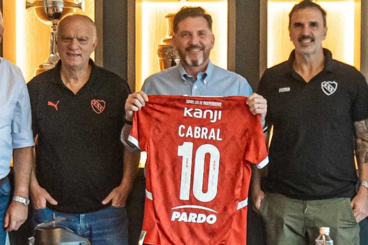 Alejandro Domínguez, titular de la Conmebol, muestra la camiseta de Independiente junto sl presidente de Independiente, Néstor Grindetti, y Daniel Seoane, secretario del club, en una imagen de abril de este año