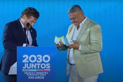Alejandro Domínguez y Chiqui Tapia, durante la presentación del Mundial 2030