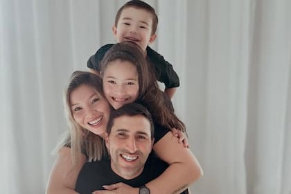 Alejandro Donatti, hoy feliz, junto a su esposa, Tatiana, y sus hijos Imalai y Giorgio; el ex futbolista se apoyó en los suyos para superar su momento más bravo.
