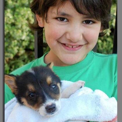 Alejandro, el hijo de Mercedes, a sus ocho años y con Ninja de cachorro.