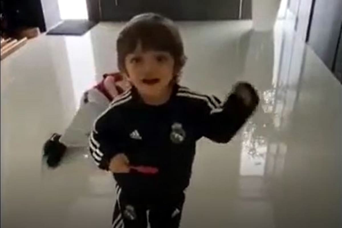 Alejandro, el más pequeño de la familia, vestido con un conjuntito del Real Madrid.