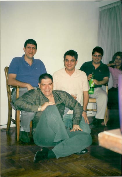 Alejandro, en el centro de la imagen, era un estudiante del interior. Aquí, en el departamento de Pasteur 632, frente a la AMIA, que recién pudo volver a habitar cuatro años después