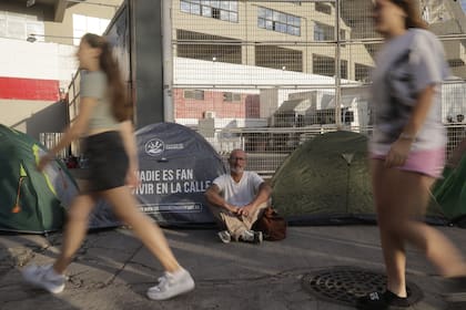 Alejandro en la carpa que la fundación Cultura de Trabajo instaló junto a las de las seguidoras de la cantante estadounidense para visibilizar las condiciones de vida de quienes realmente no tienen dónde pasar la noche