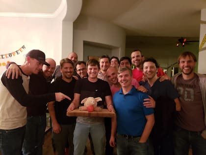 Alejandro encontró un grupo donde hacen de cuenta que siguen en la Argentina.