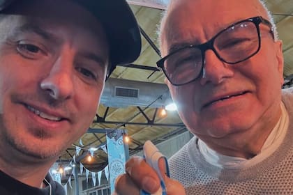 Alejandro Estevez (junto a su padre) obtuvo el reconocimiento por fabricar el Mejor Alfajor Industrial de la Argentina en el Campeonato Argentino de Alfajores 2024