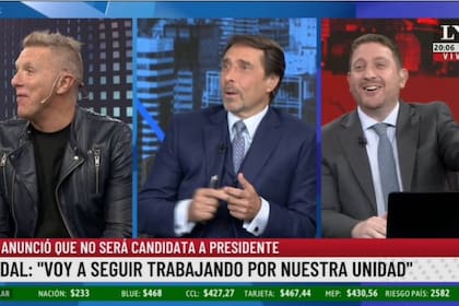 Alejandro Fantino, Eduardo Feinmann y Jonatan Viale, sorprendidos ante la presencia de un amigo de los tres detrás de cámara