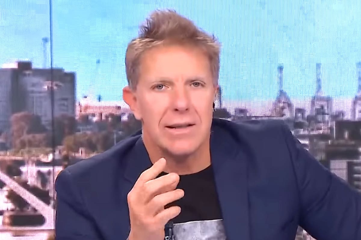 Alejandro Fantino exigió que si se permite que el fútbol regrese, lo mismo debe hacerse con otras actividades comerciales. "Es tan valioso el pan del que gana corriendo atrás de una pelota como el pan del que corta el pelo o del que hace una pizza".