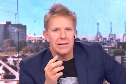 Alejandro Fantino exigió que si se permite que el fútbol regrese, lo mismo debe hacerse con otras actividades comerciales. "Es tan valioso el pan del que gana corriendo atrás de una pelota como el pan del que corta el pelo o del que hace una pizza".