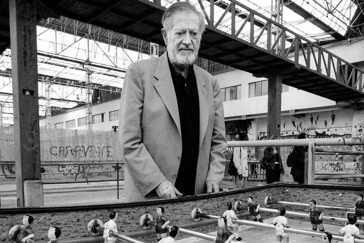 Alejandro Finisterre, junto a su creación