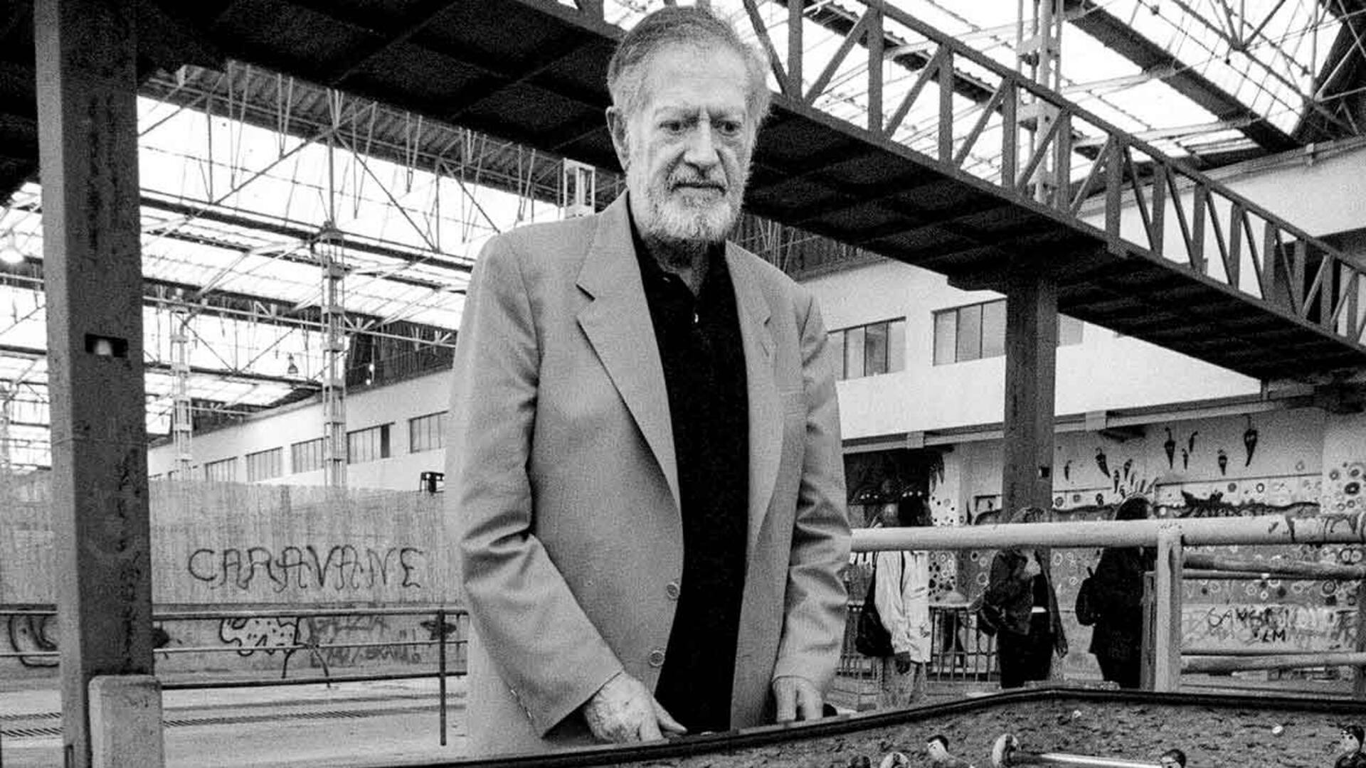 Alejandro Finisterre, junto a su creación