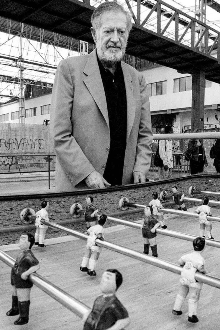 Alejandro Finisterre, junto a su creación