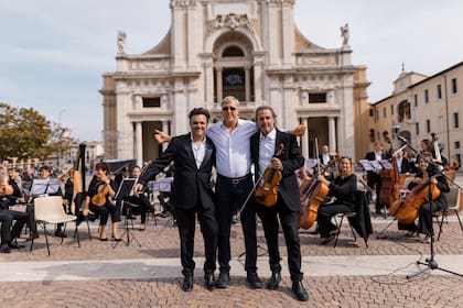Alejandro G. Roemmers (centro) junto a Nazareno Andorno (izquierda), director de la Sinfónica de Santa Cecilia