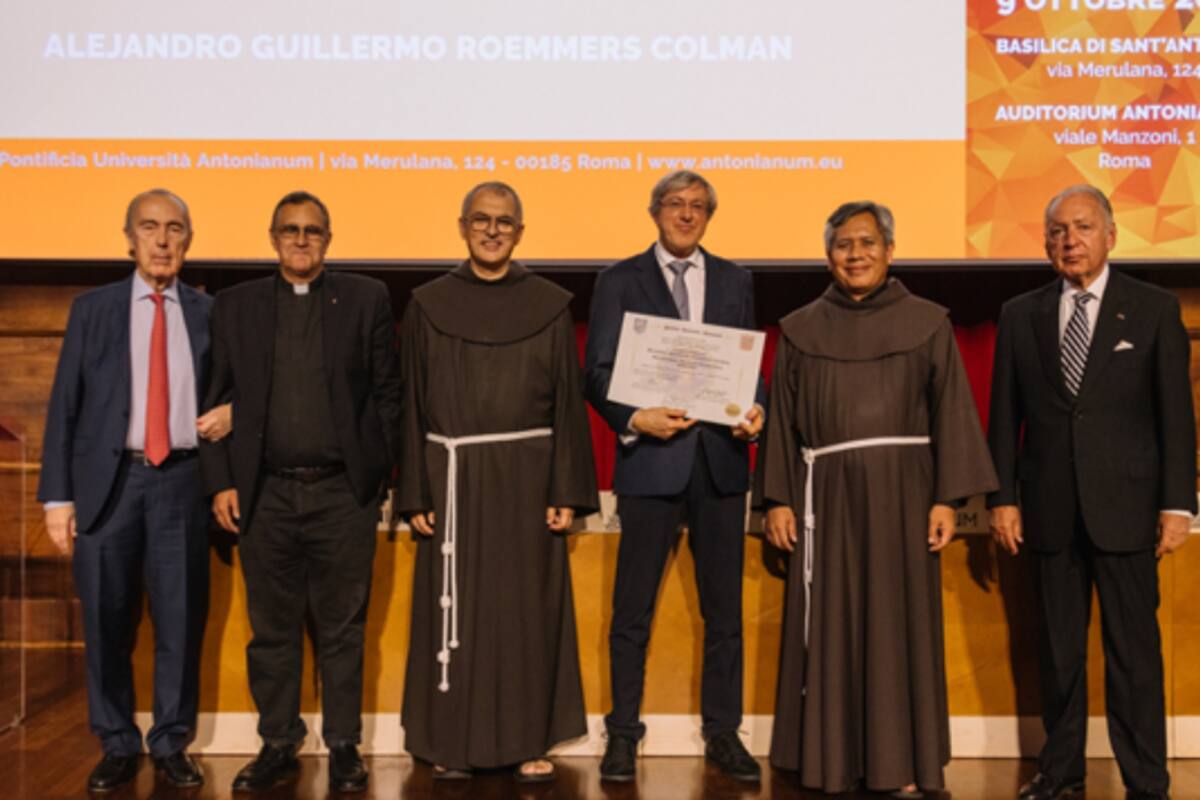 Alejandro G. Roemmers fue reconocido por la Pontificia Universitá Antonianum de Roma con el Doctorado Honoris Causa