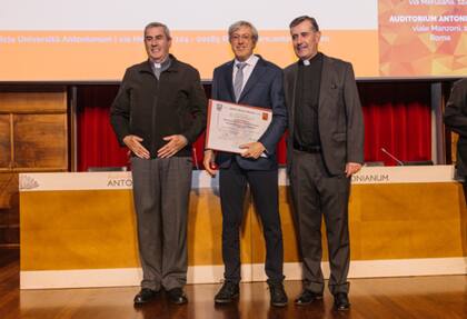 Alejandro G Roemmers junto a los Padres Santiago y Alfonso Oriol