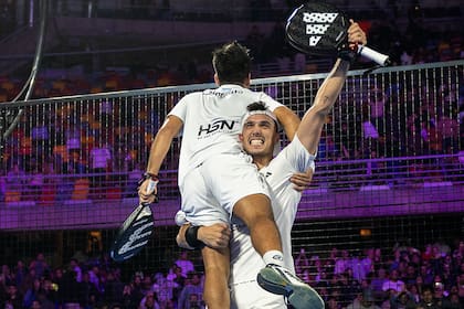 Alejandro Galán sostiene a su compañero Federico Chingotto tras una nueva victoria y la clasificación a la final del Premier Padel de Santiago de Chile que se disputará este lunes