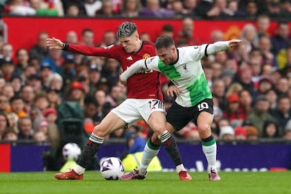 Alejandro Garnacho defiende la pelota ante la marca de Alexis Mac Allister, figura de un Liverpool que batalla por la Premier League