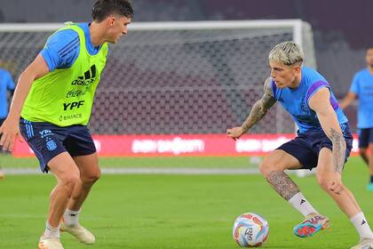 Alejandro Garnacho encara a Facundo Buonanotte durante el entrenamiento del sábado en Indonesia; ambos tendrán minutos el lunes, en el segundo partido de la gira por Asia.
