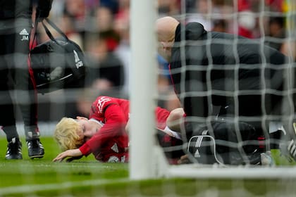 Alejandro Garnacho muestra todo su dolor al recibir atención médica, durante el encuentro entre Manchester United y Southampton; el argentino se retiró lesionado en el tobillo derecho