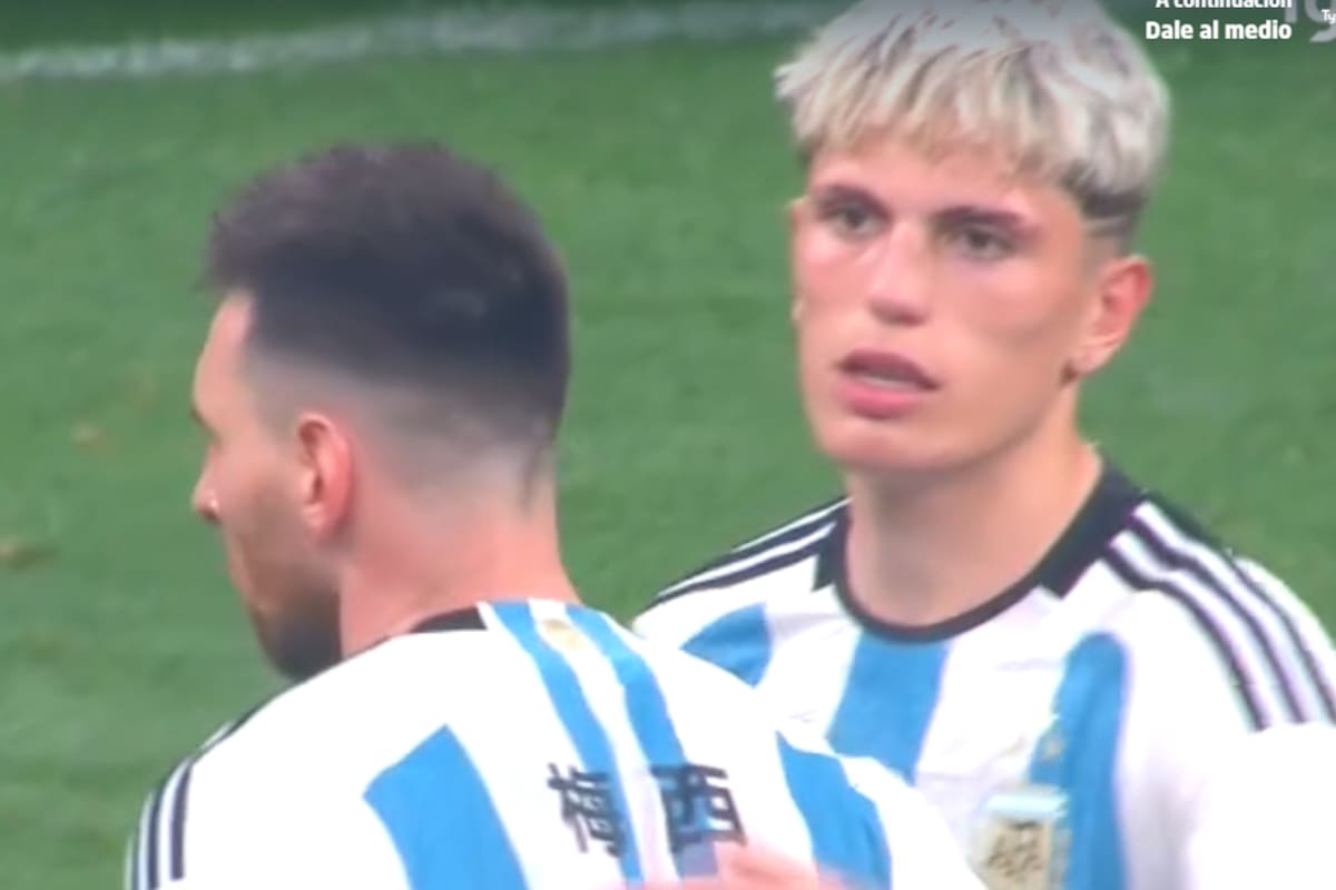 Alejandro Garnacho recibe el saludo de Lionel Messi, tras el final del encuentro entre Argentina y Australia, que significó el debut del delantero de Manchester United en la selección mayor
