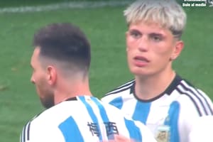 Alejandro Garnacho recibe el saludo de Lionel Messi, tras el final del encuentro entre Argentina y Australia, que significó el debut del delantero de Manchester United en la selección mayor