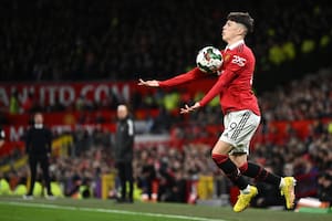 Alejandro Garnacho se destaca en Manchester United con apenas 18 años; hay aspectos por pulir en su juego y su actitud para que el chico al que apunta la selección argentina alcance su potencial.