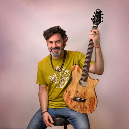 Alejandro Garro (foto) y Juan Ures, luthiers apasionados por los detalles, la música y el diseño, las ensamblan en un taller de Palermo