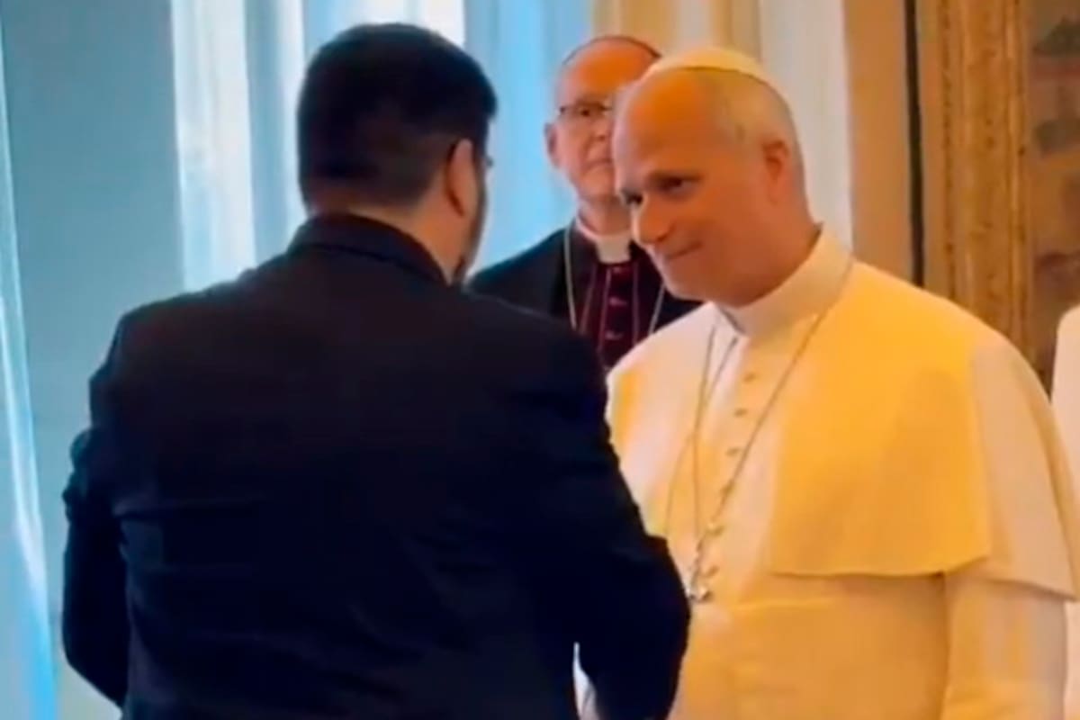 Alejandro Gramajo, secretario general de la Unión de Trabajadores de la Economía Popular (UTEP), recibe el saludo del papa León XIV
