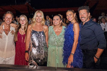 Alejandro Gravier, Taína Gravier, Valeria Mazza, Carla Pereyra y Cholo Simeone junto a la empresaria del mundo del showbusiness y el entertainment, Sandra García Sanjuan, que con más de 20 años de experiencia consiguió fusionar el mundo de los celebrities, el glamour y la magia con la música