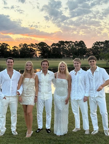 Alejandro Gravier y Valeria Mazza junto a sus cuatro hijos: Tiziano, Taína, Balthazar y Benicio (Foto: Instagram @valeriamazzaok)