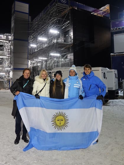 Alejandro Gravier y Valeria Mazza junto a sus hijos Taína, Tiziano y Benicio Gravier. "Momento único e inolvidable. vivir la ceremonia inaugural de unos Juegos Olímpicos y ver desfilar a Tiziano con los colores de nuestra bandera. Disfrutarlo en familia y verlo emocionado, cumpliendo su sueño. ¡Grande Tizi! ¡Vamos Argentina!"