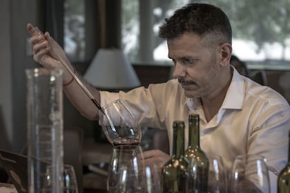Alejandro Iglesias durante la sesión para elaborar el nuevo corte de bodega Flichman y BONVIVIR