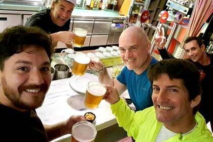 Alejandro, junto a compañeros de trabajo en Mallorca.