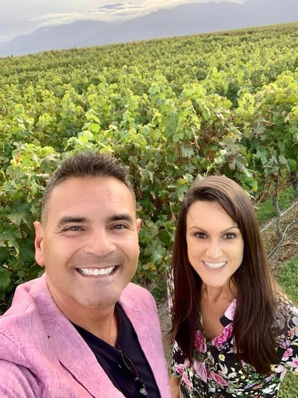 Alejandro junto a su esposa Graziela en medio de las vides