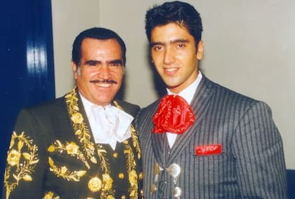 Alejandro junto a su papá Vicente Fernández
